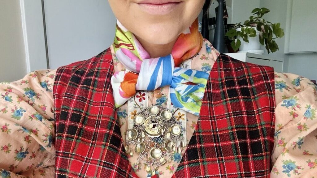 Hvordan knyte silkeskjerf til bunad?